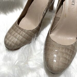 NWOT Ellen Tracy Nude Crocodile Embossed Pump Heels Size 6M. B65